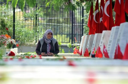 Şehitlikte duygu, gözyaşı ve dua birarada