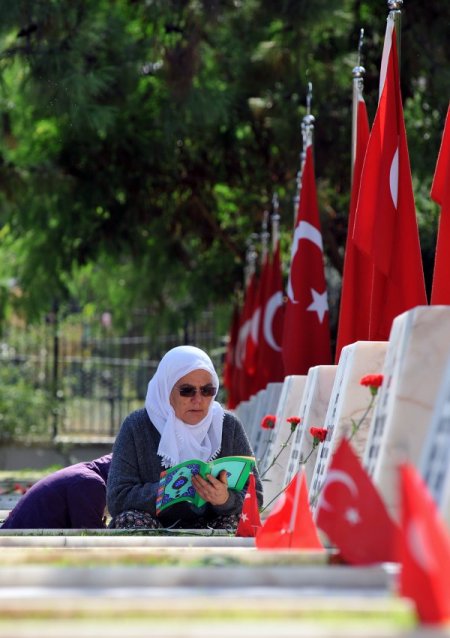 Şehitlikte duygu, gözyaşı ve dua birarada