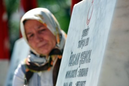 Şehitlikte duygu, gözyaşı ve dua birarada