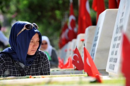 Şehitlikte duygu, gözyaşı ve dua birarada