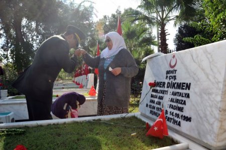Şehitlikte duygu, gözyaşı ve dua birarada