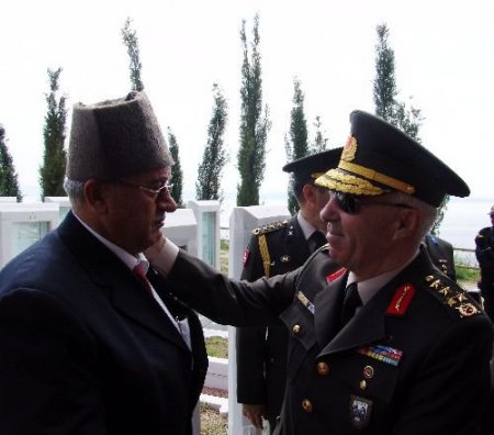 Şehitlikte Duygulanan Kıbrıs Gazisi, Orgeneral Iğsız'ın Elini Öptü