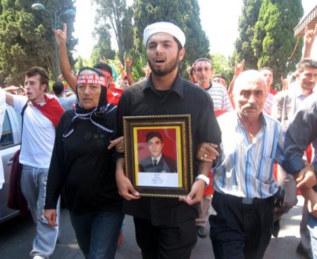 Şehitlikteki Terör Protestosunda Gerginlik