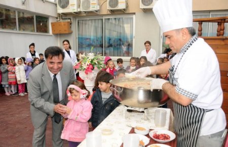 Şehzade Mehmet İlköğretim bin 500 kişilik aşure dağıttı