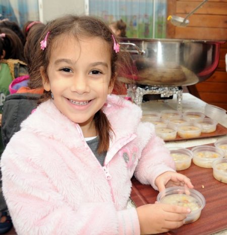 Şehzade Mehmet İlköğretim bin 500 kişilik aşure dağıttı