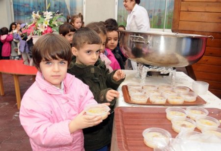 Şehzade Mehmet İlköğretim bin 500 kişilik aşure dağıttı