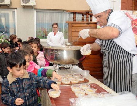 Şehzade Mehmet İlköğretim bin 500 kişilik aşure dağıttı