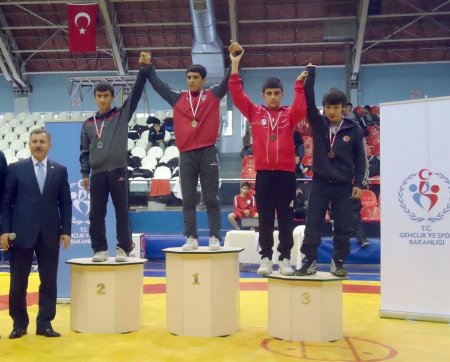 Şehzade Mehmet Koleji öğrencileri güreşte üç madalya kazandı