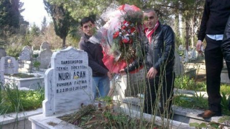 Şehzadeler Taraftar Grubu, efsane futbolcu Nuri Asan’ın kabrini ziyaret etti