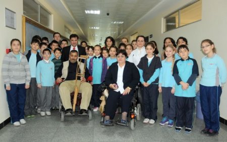 Şehzadeli öğrenciler, mavi kapaklarla aldıkları akülü arabayı Özen'e teslim etti