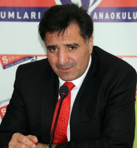 Şehzadeli öğrenciler, mavi kapaklarla aldıkları akülü arabayı Özen'e teslim etti