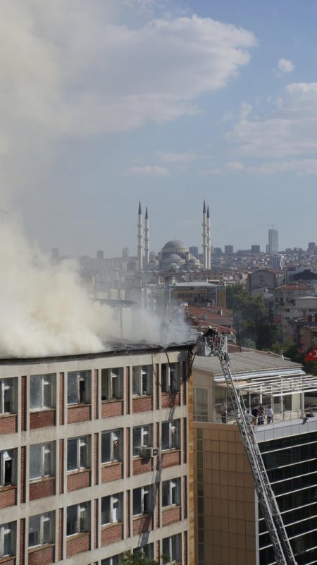 Şeker Fabrikaları Genel Müdürlüğü’ndeki yangın kontrol altına alındı