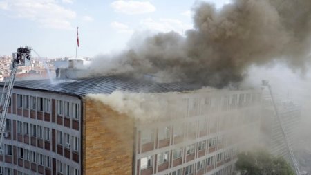 Şeker Fabrikaları Genel Müdürlüğü'ndeki yangın sürüyor