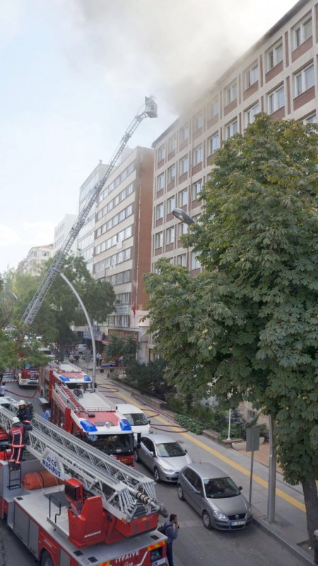Şeker Fabrikaları Genel Müdürlüğü'ndeki yangın sürüyor