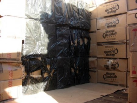 Şeker ve çikolataların arasından kaçak sigara çıktı