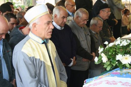 Sekizinci kattan düşüp ölen Zeynep öğretmen son yolculuğuna uğurlandı