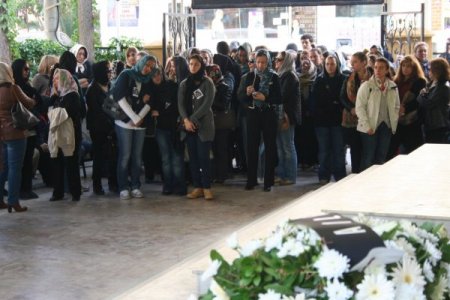 Sekizinci kattan düşüp ölen Zeynep öğretmen son yolculuğuna uğurlandı