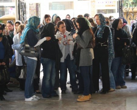 Sekizinci kattan düşüp ölen Zeynep öğretmen son yolculuğuna uğurlandı