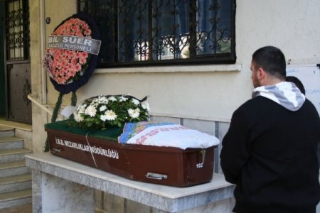 Sekizinci kattan düşüp ölen Zeynep öğretmen son yolculuğuna uğurlandı