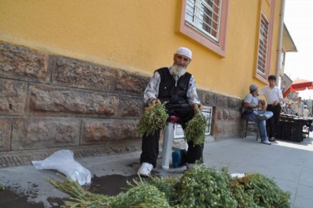 Seksenlik Dedenin Çalışma Azmi Gençlere Örnek Oluyor