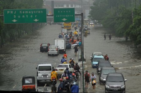 Sel Cakarta'yı vurdu