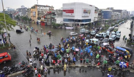 Sel Cakarta'yı vurdu