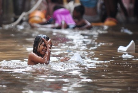 Sel Cakarta'yı vurdu