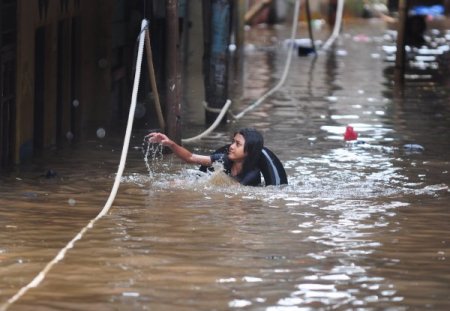 Sel Cakarta'yı vurdu