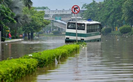 Sel Cakarta'yı vurdu