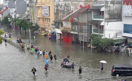 Sel Cakarta'yı vurdu