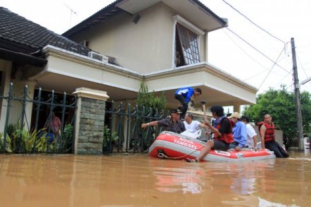 Sel Cakarta'yı vurdu