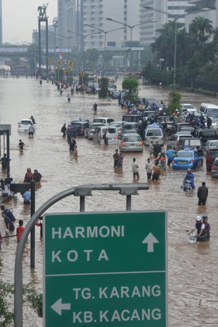 Sel Cakarta'yı vurdu