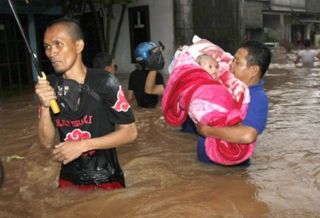 Sel Cakarta'yı vurdu