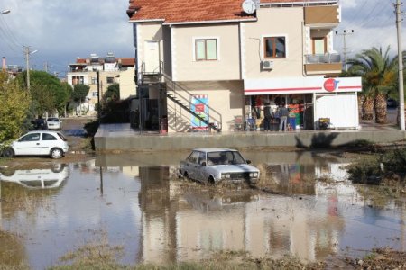 Sel Ege Denizi'ni kahverengiye boyadı