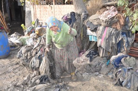 Sel mağdurları bayramı temizlikle geçiriyor