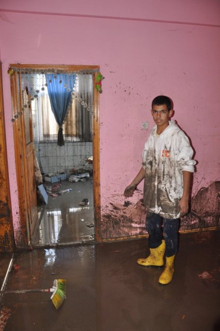 Sel mağdurları bayramı temizlikle geçiriyor