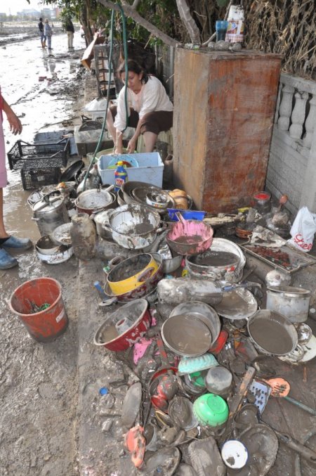 Sel mağdurları bayramı temizlikle geçiriyor