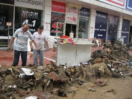 Sel Suları, Koyunu Mağazanın İçine Kadar Sürüklemiş