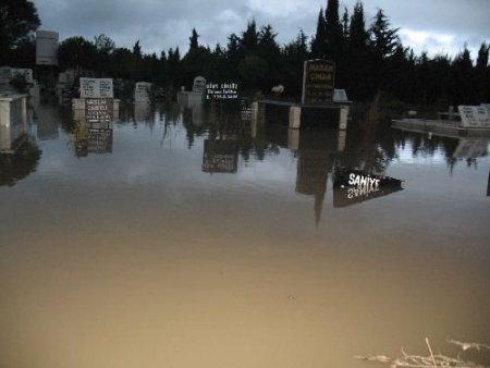 Sel Suları Altında Kalan Cumhurbaşkanı Gül'ün Halasının Medfun Olduğu Mezarlık İçin Önlem Alınıyor