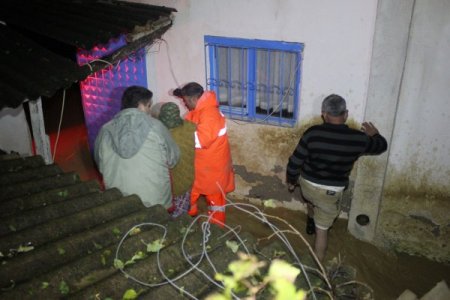 Sel sularına kapılan yaşlı kadın kayboldu