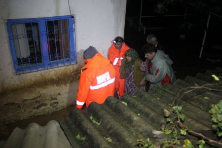 Sel sularına kapılan yaşlı kadın kayboldu
