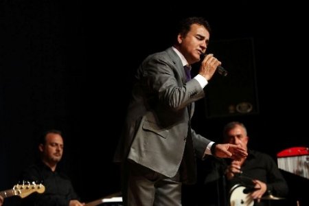 Selahattin Alpay AÜ'de konser verdi