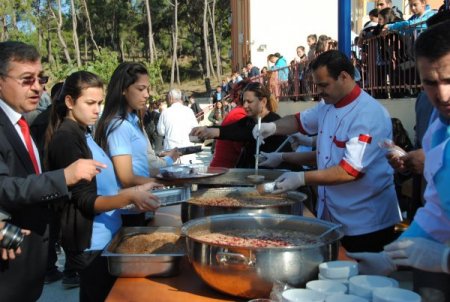 Şelale Lisesi öğretmenlerinden aşure ikramı