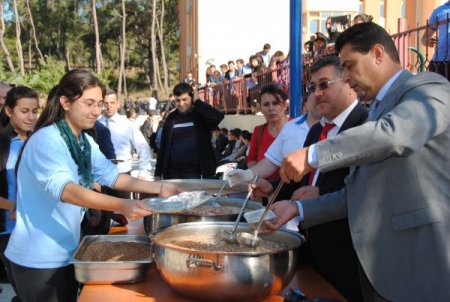 Şelale Lisesi öğretmenlerinden aşure ikramı