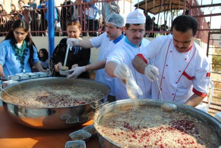 Şelale Lisesi öğretmenlerinden aşure ikramı