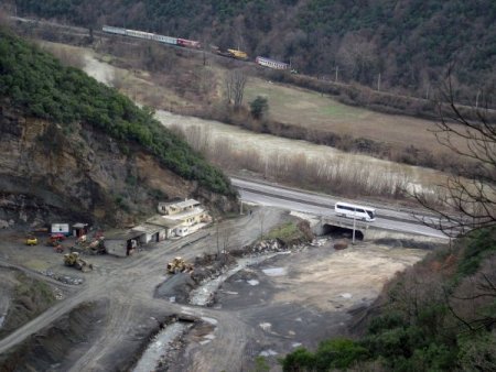Şelaleler ve ana enerji hatları taş ocağı tehdidi altında