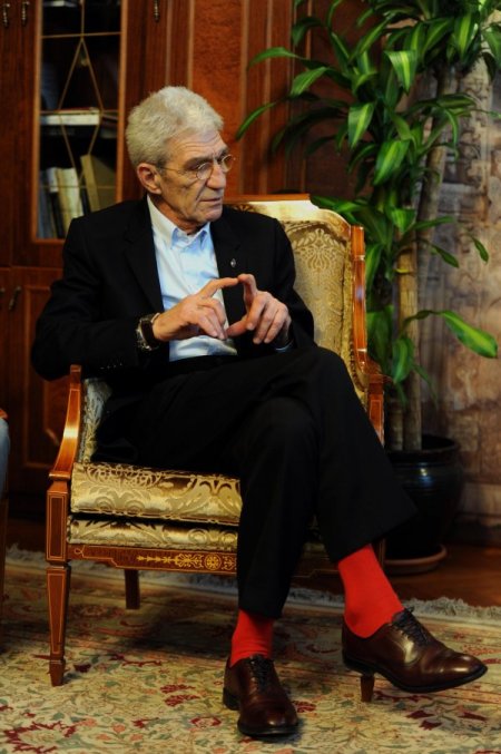 Selanik Belediye Başkanı Boutaris kırmızı çorabıyla dikkat çekti