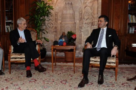 Selanik Belediye Başkanı Boutaris kırmızı çorabıyla dikkat çekti