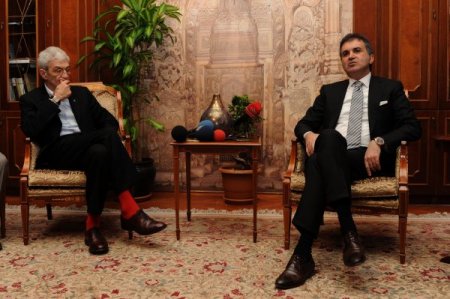 Selanik Belediye Başkanı Boutaris kırmızı çorabıyla dikkat çekti