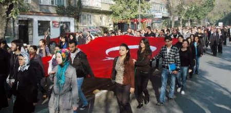 Selçuk Üniversitesi Öğrencileri 'ataya Saygı Yürüyüşü' Yaptı
